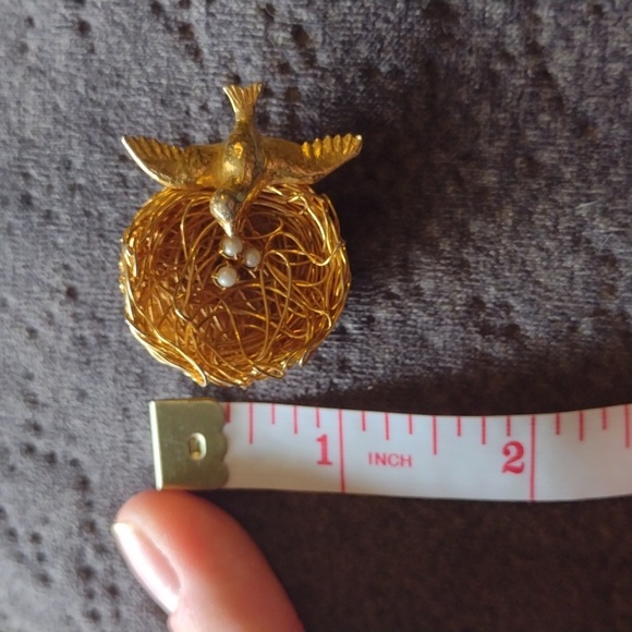 Jeanne Vintage Gold Tone Bird Woven Wire Nest Faux Pearl Egg Pin Brooch Signed - Picture 3 of 4